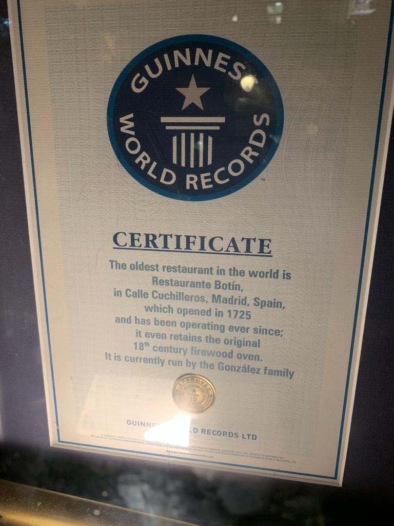 Certificado oficial do Guinness World Records emoldurado declarando o Restaurante Botín em Madri como o mais antigo do mundo.