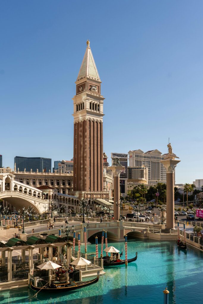 A réplica do Campanário de São Marcos e o canal com gôndolas na área externa do cassino resort The Venetian em Las Vegas, Estados Unidos.