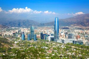 Vista panorâmica de Santiago do Chile com edifícios modernos e Cordilheira dos Andes ao fundo