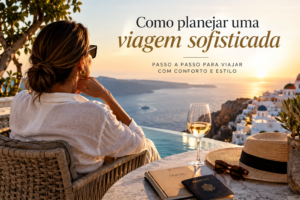 Uma mulher de costas sentada em uma cadeira de vime, observando o pôr do sol em Santorini através de uma piscina de borda infinita, com um passaporte, caderno de viagem, óculos de sol, chapéu e uma taça de vinho branco sobre a mesa.
