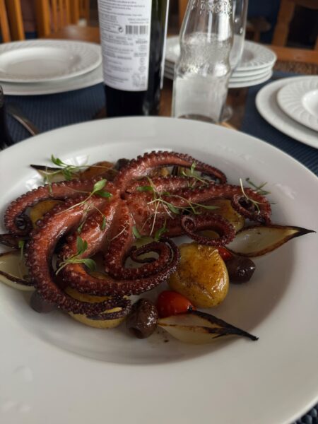 Prato de polvo grelhado com batatas ao murro, cebolas tostadas e tomates confit no Restaurante Porto a Porto, em Florianópolis.