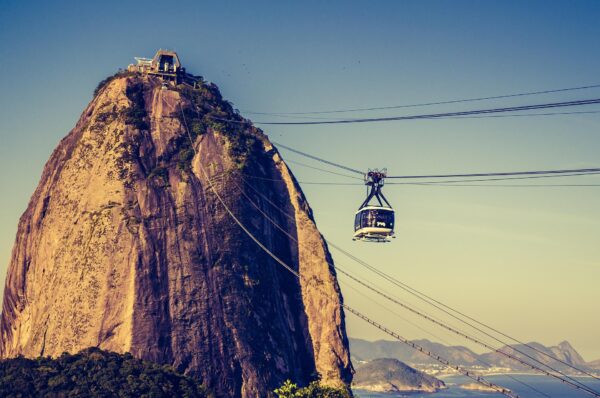 Bondinho do Pão de Açúcar suspenso em cabos ao lado do Morro do Pão de Açúcar, no Rio de Janeiro.
